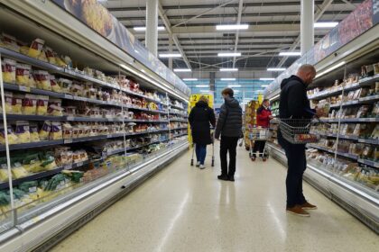 La demande de sardines en boîte progresse fortement en France, provoquant des ruptures de stock ponctuelles. Entre hausse de consommation, contraintes de pêche et tensions industrielles, le marché des conserves évolue rapidement.