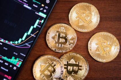 La blockchain rend-elle vos placements plus sûrs ? Decryptage de la position de Fitch Ratings sur la tokenisation des fonds, entre mythes et vrais risques.