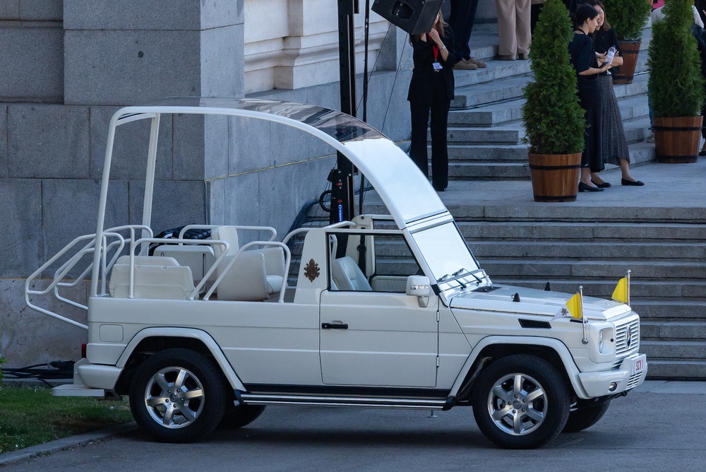 Une papamobile historique ou la Citroën Lictoria C6 exposée aux Musées du Vatican.