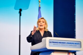 Présidentielle : le centre face au piège Marine Le Pen