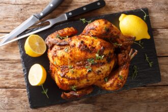L'art français de sublimer le poulet : du mijoté dominical aux tables étoilées