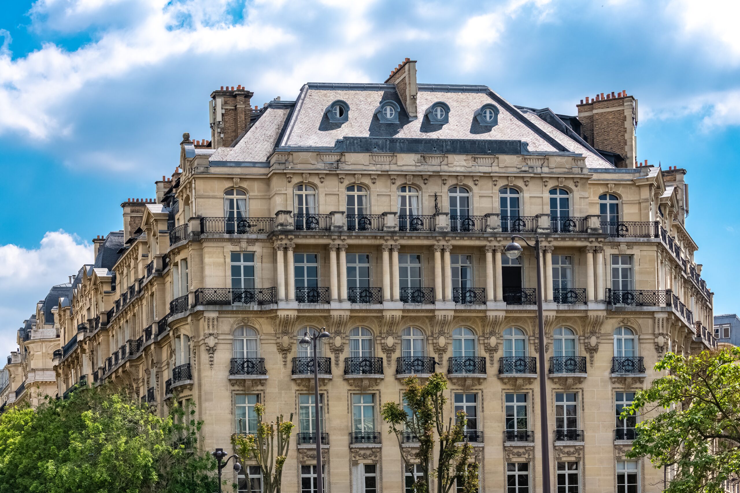 Luxe, pillage et restitution : où part réellement l'argent des biens mal acquis ?