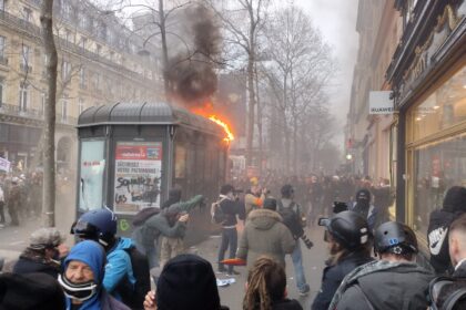 Paris sous les gaz : la crise de la Vᵉ République
