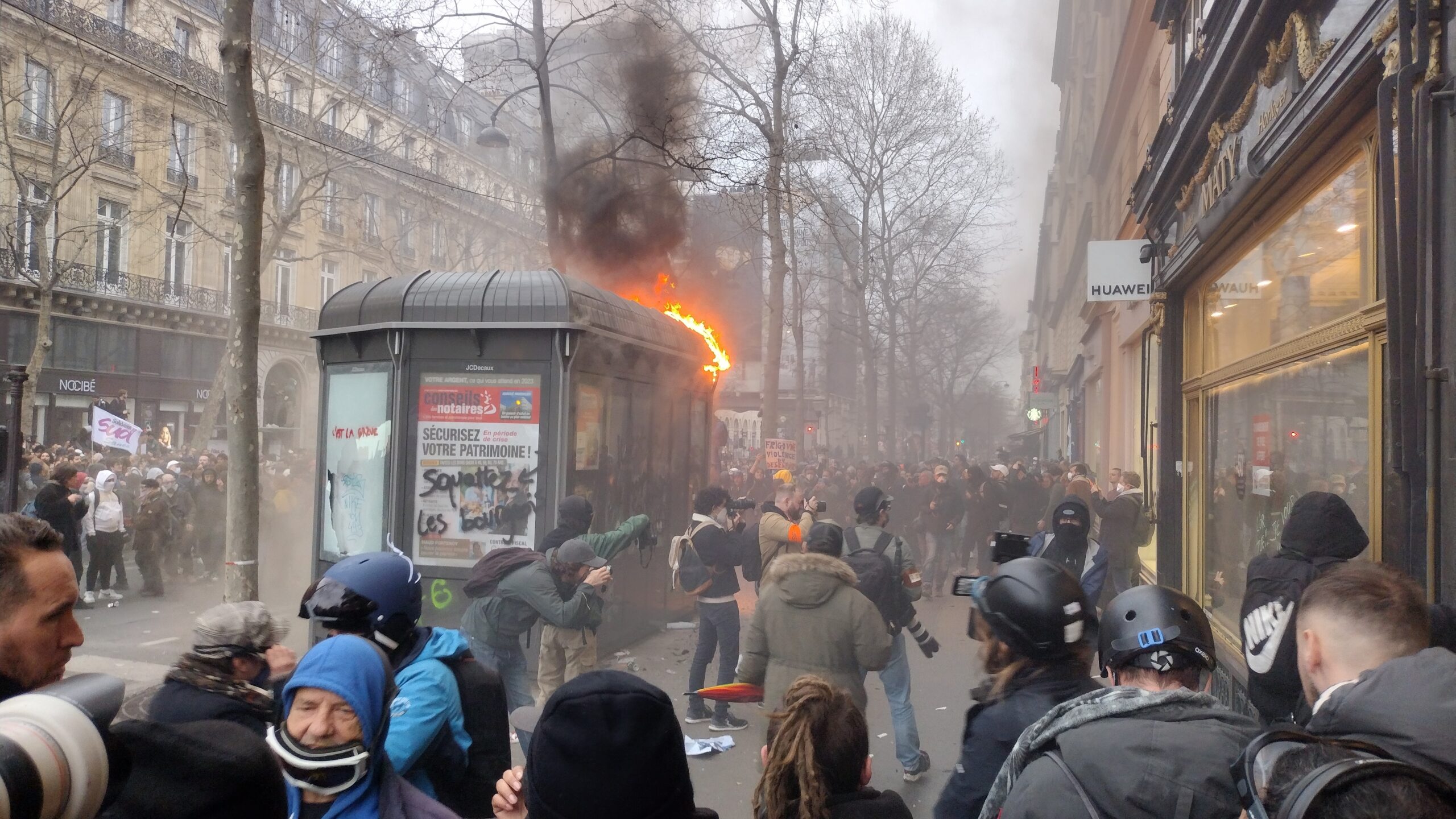 Paris sous les gaz : la crise de la Vᵉ République