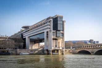 Qui détient vraiment la dette de 3 500 milliards d'euros de la France ?
