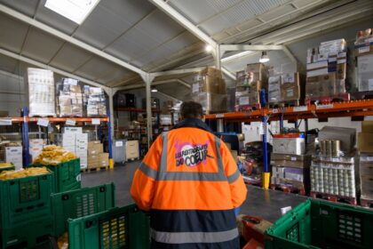 Travail social : comment la logique comptable de l'État détruit les métiers du lien